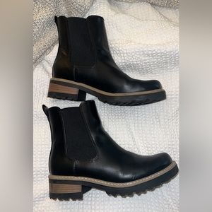 Universal Threads Chelsea Boots